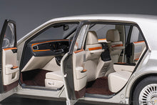 Indlæs billede til gallerivisning 1/18 Toyota Century with curtains, silver 1:18