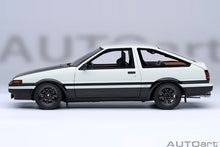 Indlæs billede til gallerivisning TOYOTA SPRINTER TRUENO (AE86) INITIAL D PROJECT D FINAL VERSION 30th AANIVERSARY 1980 WHITE BLACK 1:18