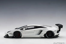Indlæs billede til gallerivisning Liberty Walk Lamborghini Aventador, white 1:18