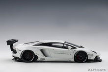 Indlæs billede til gallerivisning Liberty Walk Lamborghini Aventador, white 1:18