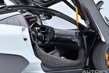 Indlæs billede til gallerivisning McLAREN SENNA GTR 2021 SILICA WHITE 1:18
