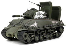 Indlæs billede til gallerivisning Sherman M4A3 (105) HVSS U.S. MEDIUM TANK 1945 WITH DEEP WADING GEAR mørk grøn/hvid 1:32