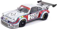 Indlæs billede til gallerivisning Porsche 911 CARRERA RSR 2.1 &#39;MARTINI&#39; #21 SCHURTI/KOINIGG 24H LE MANS 1974 sølv/rød/blå 1:12