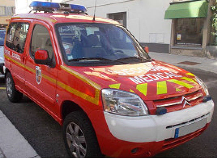 Citroen BERLINGO 'POMPIERS - SECOURS MEDICAL' 2004 rød/hvid/gul 1:43
