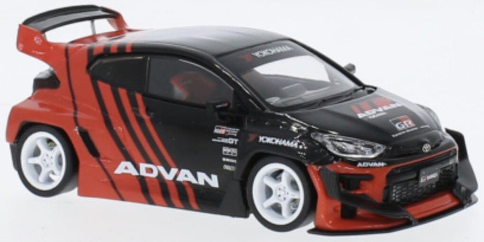 Toyota YARIS / PANDEM 'ADVAN' sort/rød 1:43