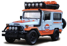 Indlæs billede til gallerivisning Toyota FJ40 LAND CRUISER #8 with Gulf Livery lys blå/orange/sort 1:24