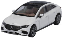 Indlæs billede til gallerivisning Mercedes Benz EQE (V295) hvid/sort 1:43 fra MERCEDES BENZ DEALERMODEL