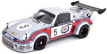 Indlæs billede til gallerivisning PORSCHE 911 930 CARRERA RSR TURBO 2.1L TEAM MARTINI RACING N 5 BRANDS HATCH 1974 H.MULLER - G.VAN LENNEP SILVER RED BLUE 1:12