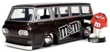 Indlæs billede til gallerivisning Ford ECONOLINE VAN 1965 - M&amp;Ms RED + FIGUUR mørk brun/sølv 1:24