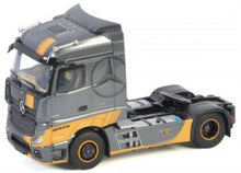 Indlæs billede til gallerivisning MERCEDES BENZ ACTROS 2 TRACTOR TRUCK 2-ASSI GRAN PRIX EDITION 2019 GREY ORANGE 1:24