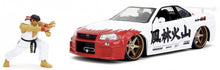 Indlæs billede til gallerivisning NISSAN SKYLINE GT-R (R34) ADVAN 2002 WITH STREET FIGHTER RYU FIGURE WHITE RED 1:24