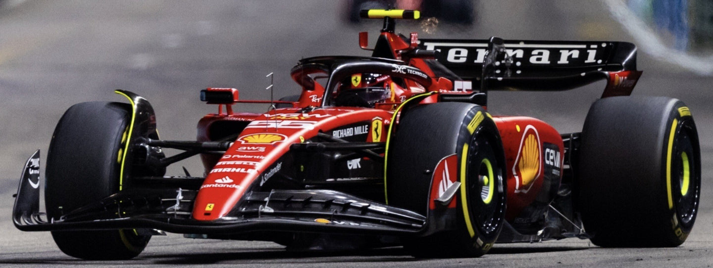 FERRARI F1 SF-23 TEAM SCUDERIA FERRARI N 55 WINNER SINGAPORE GP 2023 CARLOS SAINZ WITH SHOWCASE RED BLACK 1:18