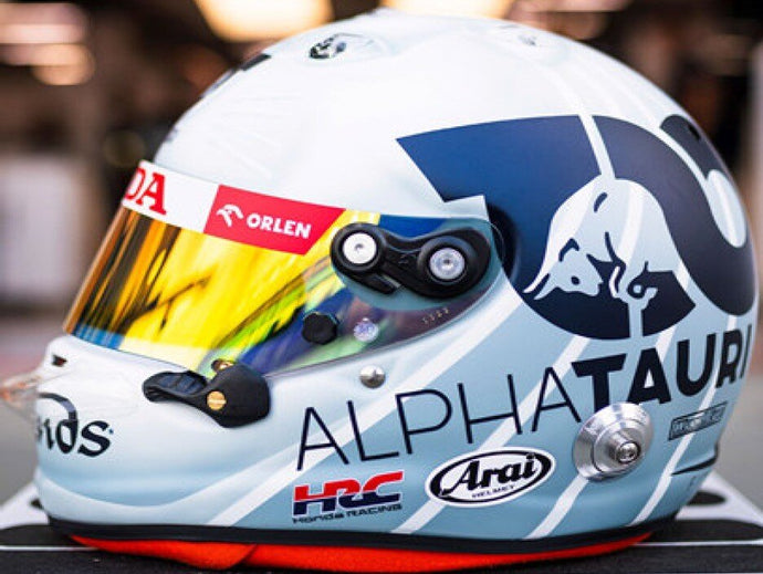 ARAI HELMET F1 CASCO HELMET AT04 TEAM ALPHA TAURI N 22 SINGAPORE GP 2023 YUKI TSUNODA WHITE LIGHT BLUE 1:5