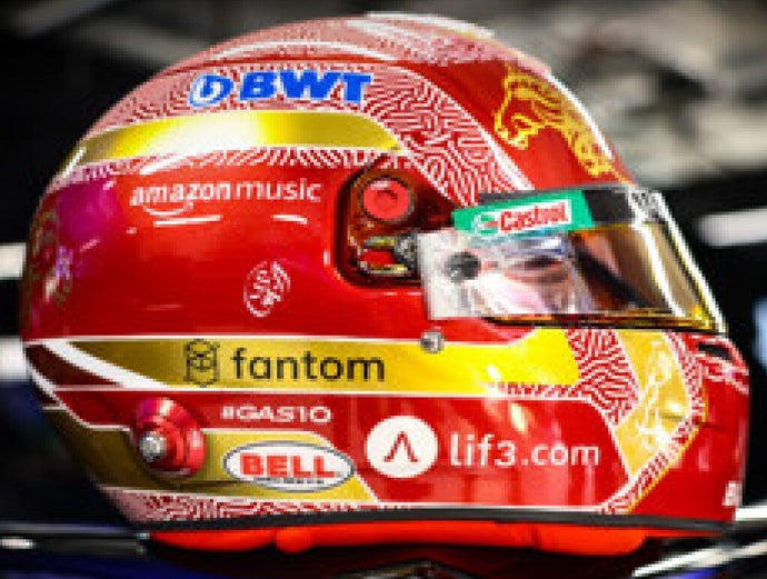 PIERRE GASLY - HELMET - QATAR GP 2023 rød/guld 1:5