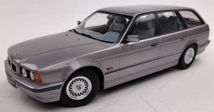 BMW 5-SERIES E39 TOURING 1998 sølv metallic 1:18