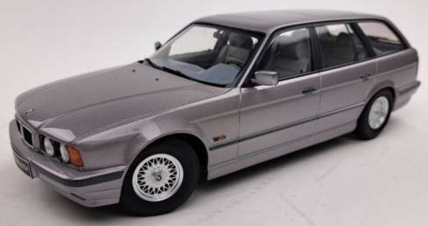 BMW 5-SERIES E39 TOURING 1998 sølv metallic 1:18