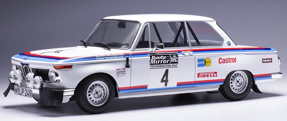 BMW 2002 #4 WALDEGARD/THORSZELIUS RALLYE WM - RAC RALLY 1973 hvid/blå/rød 1:18