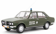 Indlæs billede til gallerivisning Alfa Romeo ALFETTA 1.8 POLIZIA S.VOLANTE 1973 mørk grøn 1:18