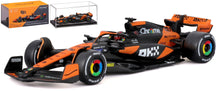 Indlæs billede til gallerivisning Mclaren MCL 38 #81 OSCAR PIASTRI 2024 With Helmet orange/sort 1:43 fra Burago