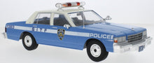 Indlæs billede til gallerivisning Chevrolet CAPRICE NYPD NEW YORK POLICE DEPARTMENT 1987 lys blå/hvid 1:18