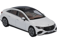 Indlæs billede til gallerivisning Mercedes Benz EQE (V295) hvid/sort 1:43 fra MERCEDES BENZ DEALERMODEL