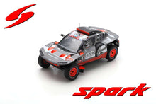 Indlæs billede til gallerivisning AUDI Q E-TRON RS TEAM AUDI SPORT N 207 RALLY DAKAR 2023 CARLOS SAINZ - LUCAS CRUZ GREY SILVER BLACK 1:43