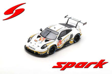 Indlæs billede til gallerivisning Porsche 911 RSR-19 #46 OLSEN/BUCHARDT/FOLEY 24H LE MANS 2021 hvid/guld/sort 1:43