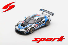 Indlæs billede til gallerivisning Porsche 911 GT3 R #18 BAMBER/BERNHARD/BERGMEISTER/OLSEN 24H NURBURGRING 2020 hvid/blå/sort 1:43