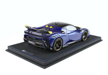 Indlæs billede til gallerivisning FERRARI SF90 XX STRADALE 2024 WITH SHOWCASE BLU TOUR DE FRANCE - BLUE MET YELLOW BLACK 1:18