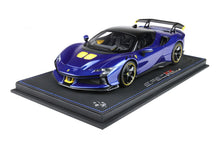 Indlæs billede til gallerivisning FERRARI SF90 XX STRADALE 2024 WITH SHOWCASE BLU TOUR DE FRANCE - BLUE MET YELLOW BLACK 1:18