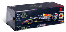 Indlæs billede til gallerivisning RED BULL N.1 WINN.ABU DHABI GP 2022 M.VERSTAPPEN W/HARD CASE 1:24