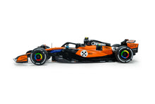 Indlæs billede til gallerivisning McLaren MCL39 Lando Norris #4 GP Monaco '25 Formule 1 orange/sort/blå 1:18