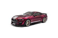 Indlæs billede til gallerivisning SHELBY MUSTANG GT500KR 2023 MET.PURPLE/WHITE STRIPES 1:18