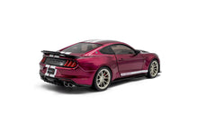 Indlæs billede til gallerivisning SHELBY MUSTANG GT500KR 2023 MET.PURPLE/WHITE STRIPES 1:18