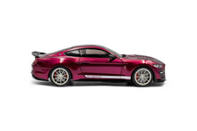 Indlæs billede til gallerivisning SHELBY MUSTANG GT500KR 2023 MET.PURPLE/WHITE STRIPES 1:18