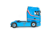 Indlæs billede til gallerivisning Scania 580S HIGHLINE - 113 TRIBUTE 2023 blå/rød 1:24