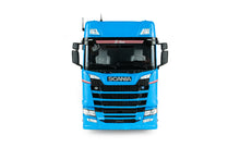 Indlæs billede til gallerivisning Scania 580S HIGHLINE - 113 TRIBUTE 2023 blå/rød 1:24