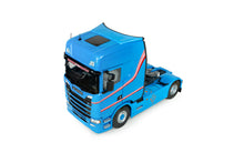 Indlæs billede til gallerivisning Scania 580S HIGHLINE - 113 TRIBUTE 2023 blå/rød 1:24