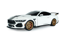 Indlæs billede til gallerivisning SHELBY MUSTANG SUPER SNAKE WHITE / SILVER STRIPES 2025 1:18