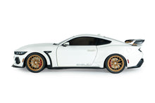 Indlæs billede til gallerivisning SHELBY MUSTANG SUPER SNAKE WHITE / SILVER STRIPES 2025 1:18