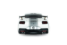 Indlæs billede til gallerivisning SHELBY MUSTANG SUPER SNAKE WHITE / SILVER STRIPES 2025 1:18