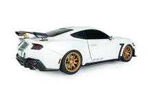 Indlæs billede til gallerivisning SHELBY MUSTANG SUPER SNAKE WHITE / SILVER STRIPES 2025 1:18