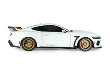 Indlæs billede til gallerivisning SHELBY MUSTANG SUPER SNAKE WHITE / SILVER STRIPES 2025 1:18