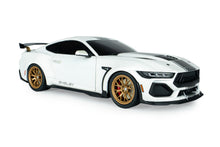 Indlæs billede til gallerivisning SHELBY MUSTANG SUPER SNAKE WHITE / SILVER STRIPES 2025 1:18