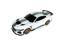 Indlæs billede til gallerivisning SHELBY MUSTANG SUPER SNAKE WHITE / SILVER STRIPES 2025 1:18