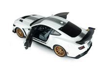 Indlæs billede til gallerivisning SHELBY MUSTANG SUPER SNAKE WHITE / SILVER STRIPES 2025 1:18