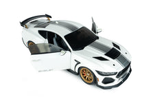 Indlæs billede til gallerivisning SHELBY MUSTANG SUPER SNAKE WHITE / SILVER STRIPES 2025 1:18