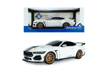 Indlæs billede til gallerivisning SHELBY MUSTANG SUPER SNAKE WHITE / SILVER STRIPES 2025 1:18