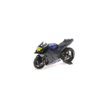 Indlæs billede til gallerivisning Yamaha YZR-M1 #46 MONSTER ENERGY YAMAHA MOTOGP VALENTINO ROSSI TEST BRNO JULY 2019 sort/blå/gul 1:12