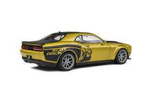 Indlæs billede til gallerivisning DODGE CHALLENGER R/T PACK WIDEBODY STREETFIGHTER 2020 GOLD 1:18